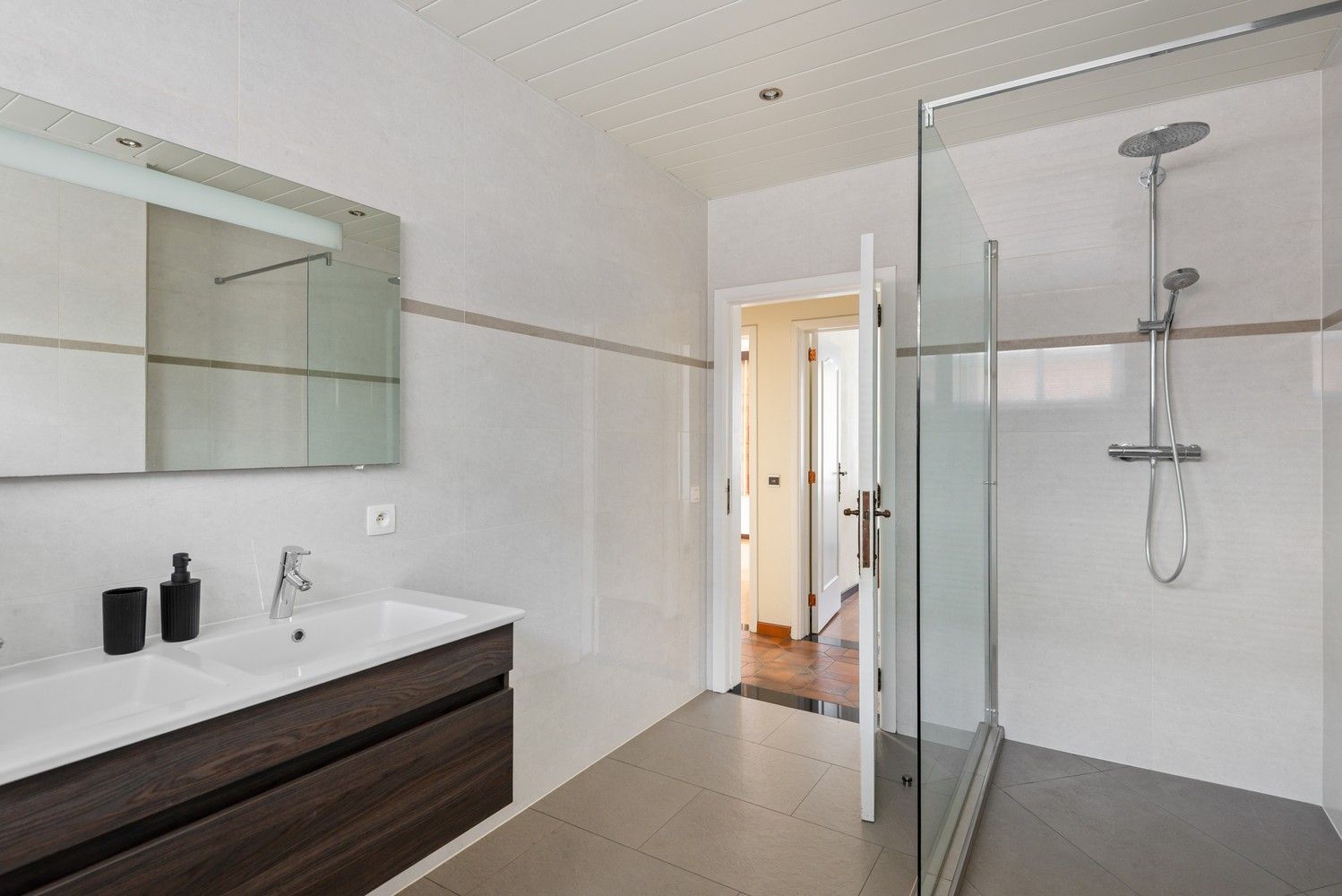 Ruime woning, volledig onderkelderd (144m²), hoge garage (3,3m) & royale tuin. foto 19