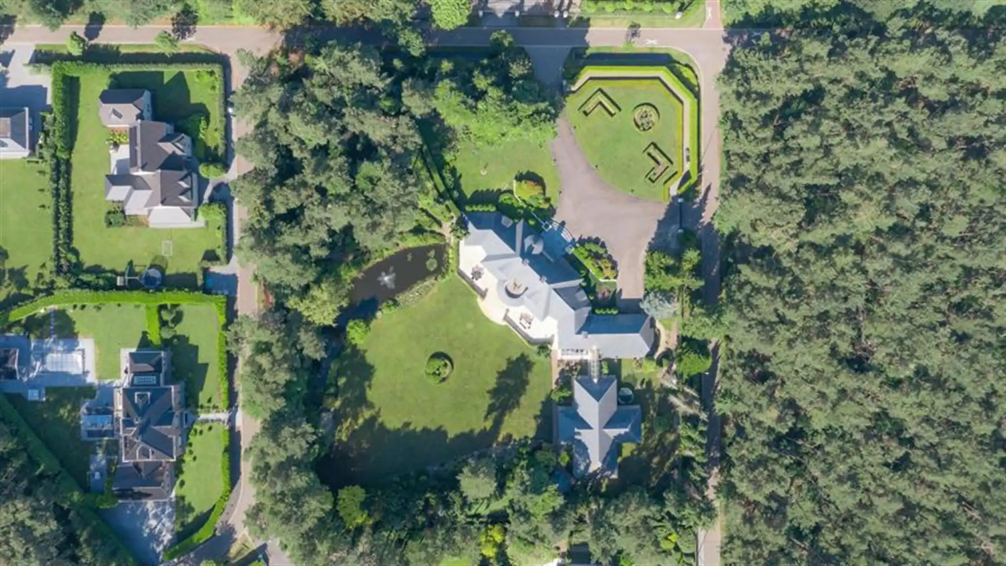 Statig landgoed met binnenzwembad op toplocatie foto 2