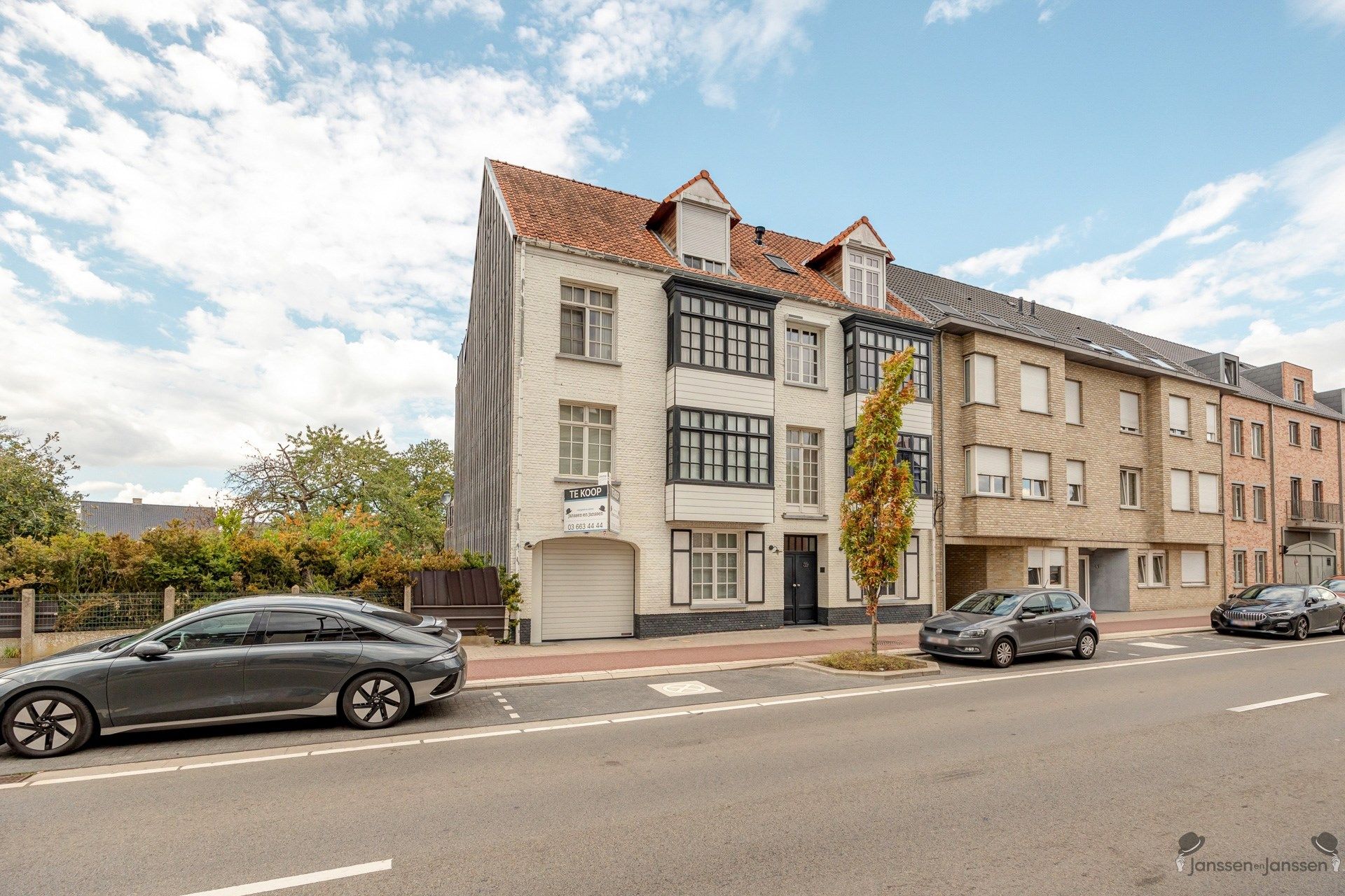 Instapklaar gelijkvloers appartement met tuin en 2 autostaanplaatsen foto {{pictureIndex}}