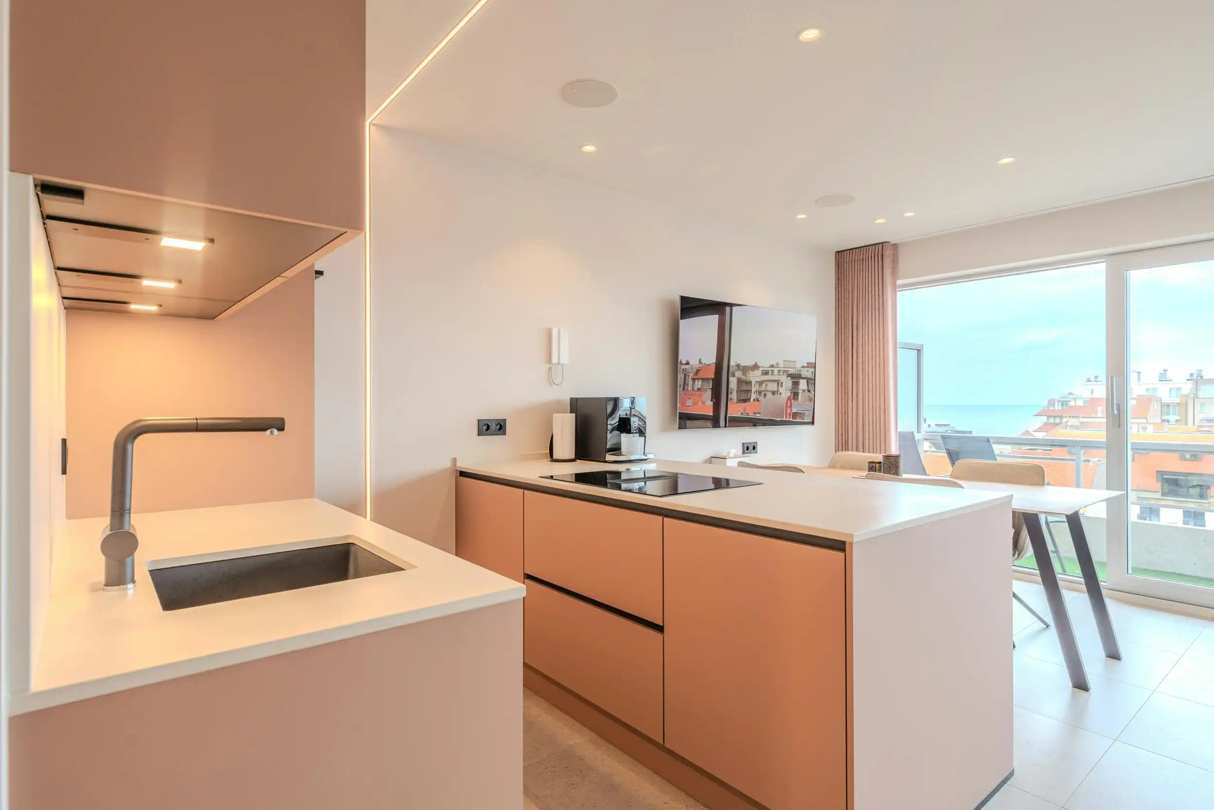 Prachtig gerenoveerde studio met aparte slaapruimte en terras foto 16