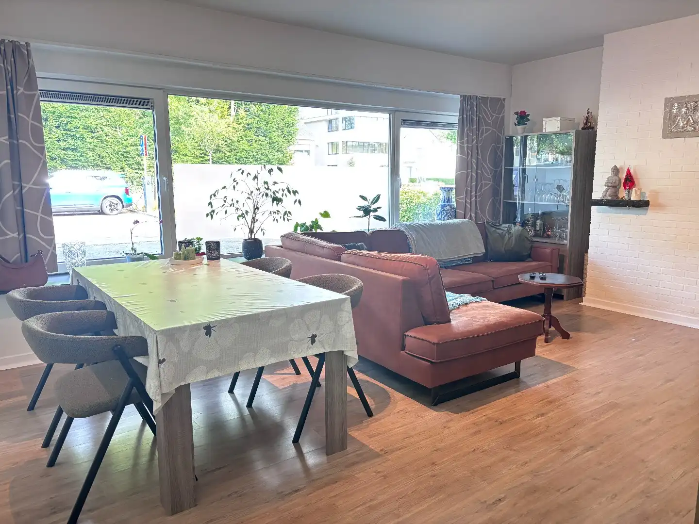 Instapklaar, gerenoveerd gelijkvloersappartement met 2 slaapkamers en garage foto 2