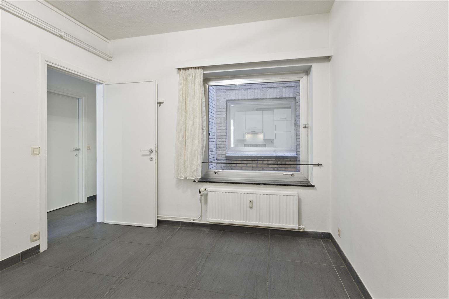 Instapklaar, gerenoveerd appartement met 3 slaapkamers, 2 terrassen en ruime garagebox gelegen op een toplocatie in het centrum van Maaseik, nabij de markt & met zicht op het Kerkplein. foto 14