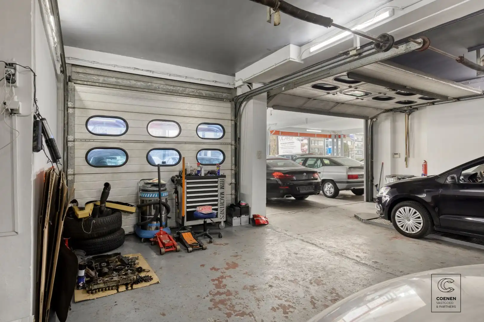 Commercieel pand/autogarage op een uitstekende locatie te Deurne! foto 3