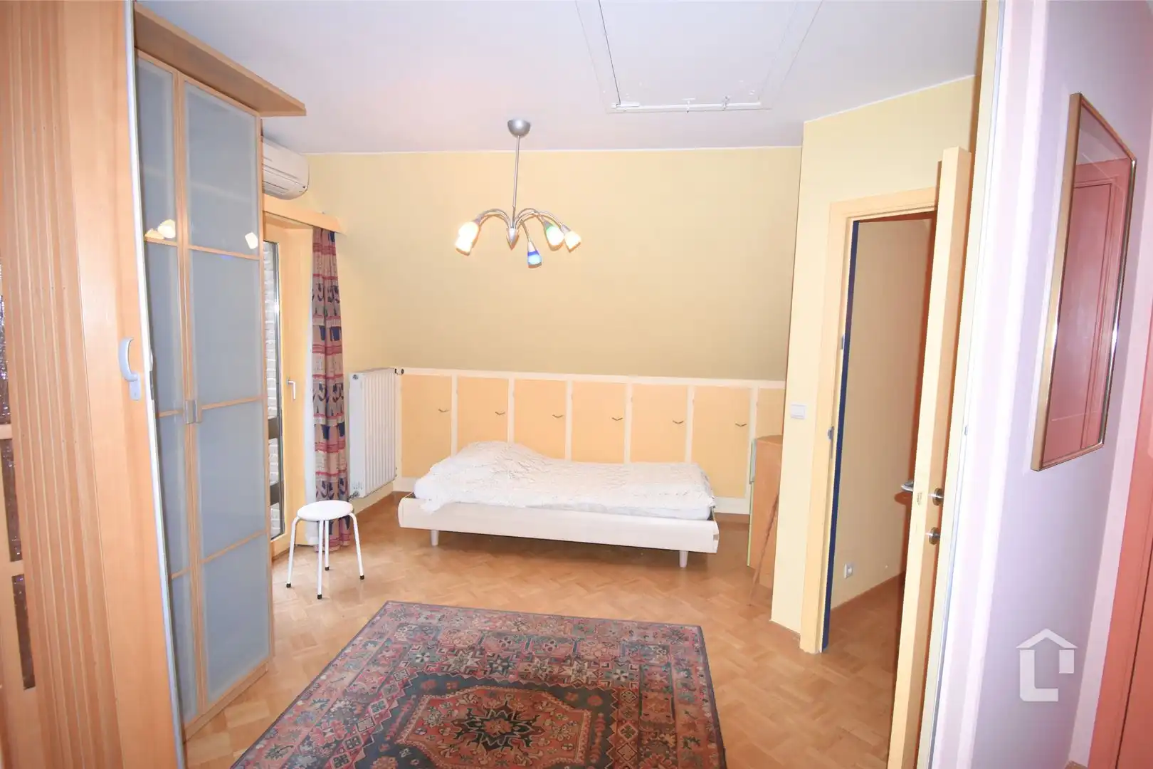 Ruime, unieke villa met bureaus in woonwijk foto 13