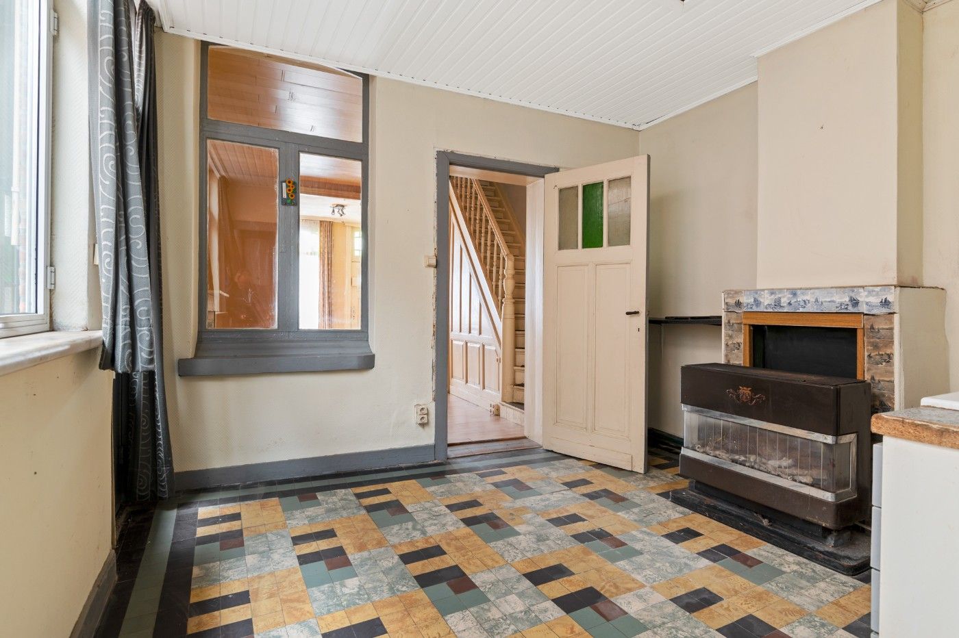 Charmante, te renoveren woning met 2 slpk. en tuin foto 9