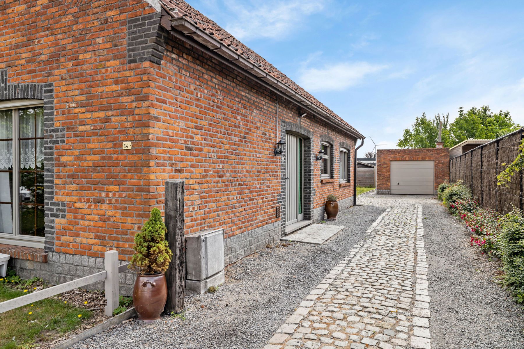 Bungalow met veel potentieel, aangename tuin en garage foto 6