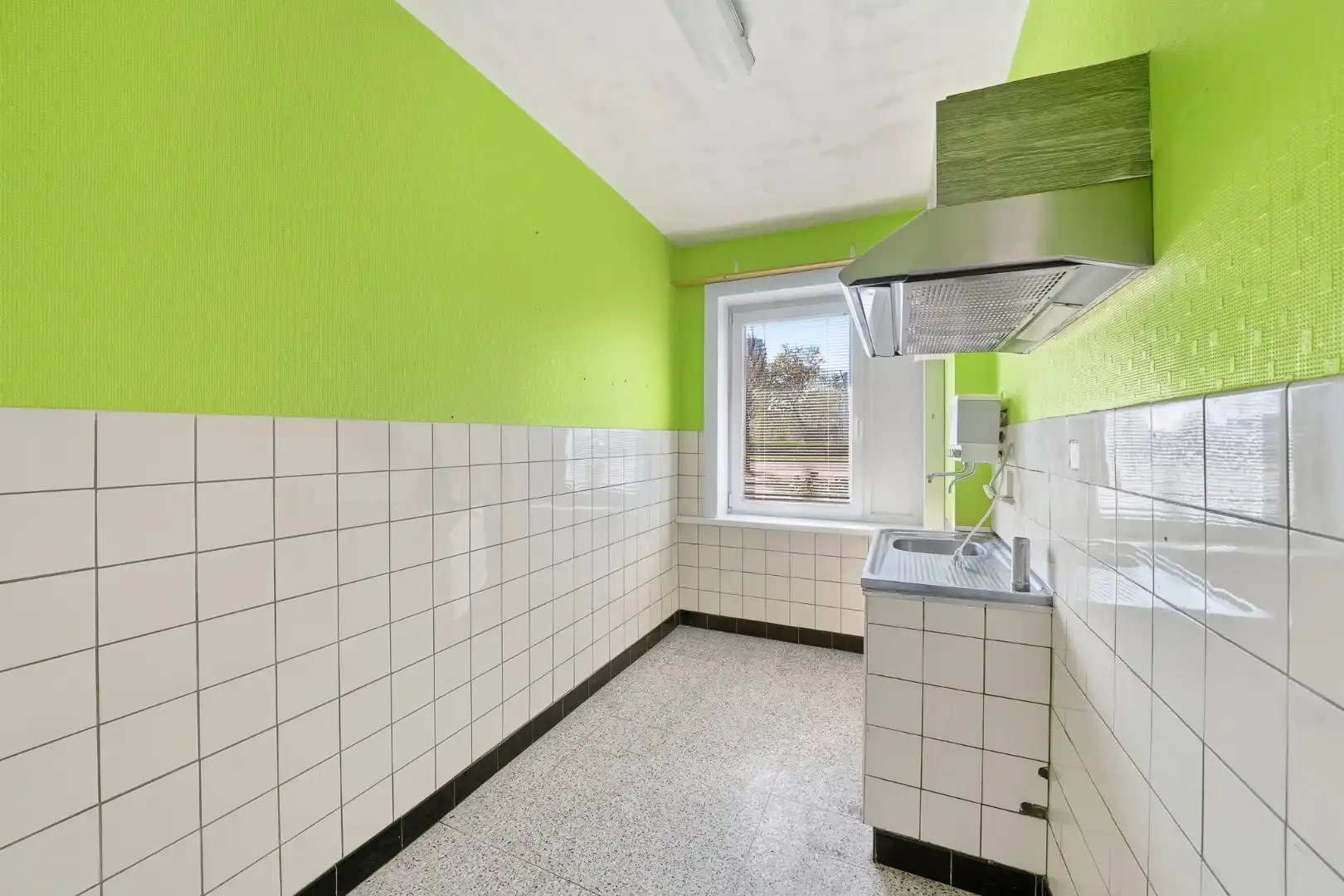 Te renoveren gelijkvloers appartement met 2 slaapkamers in Oostende foto 4