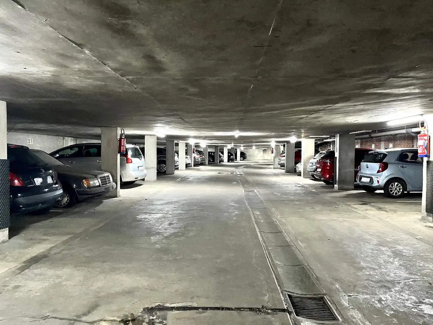 Ondergrondse autostaanplaats in residentieel appartementsgebouw foto 2