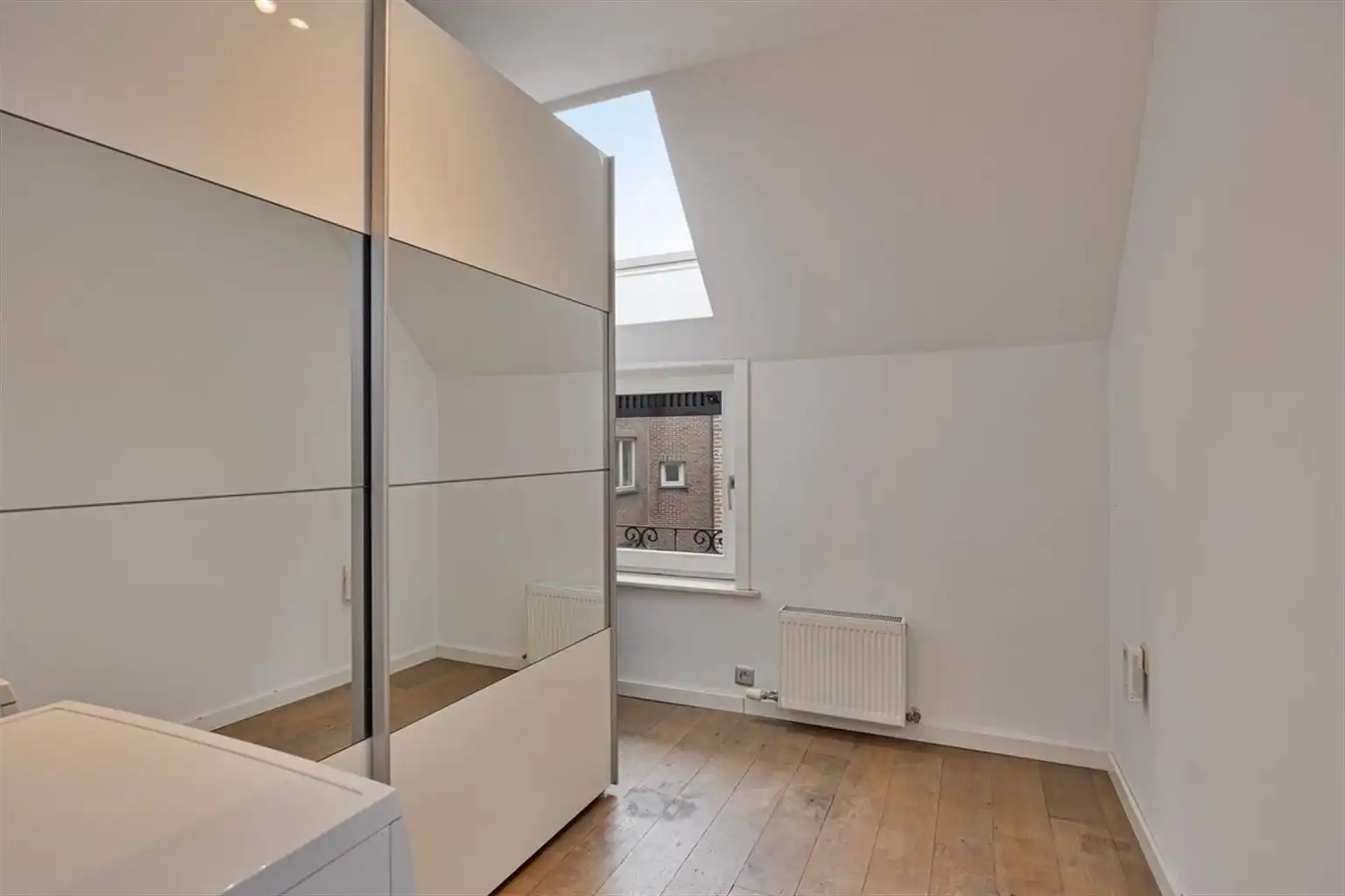 Gezellig, gerenoveerd 1-slaapkamerappartement met dressing/bureelruimte op een toplocatie nabij de Markt van Maaseik. foto 11