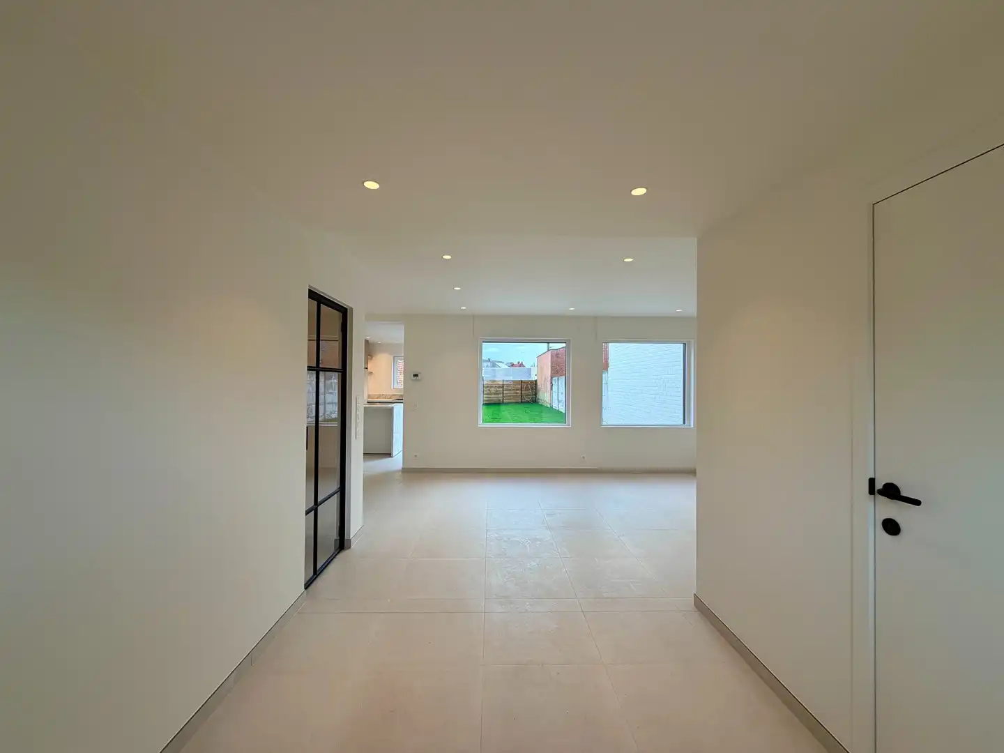 Volledig gerenoveerde woning met 3 slaapkamers en tuin te Izegem! foto 3