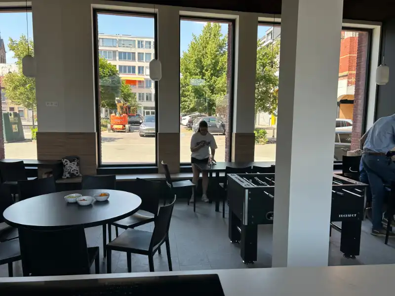 Nieuwe studentenkamer op een top locatie in centrum Kortrijk met zicht op plein. foto 14