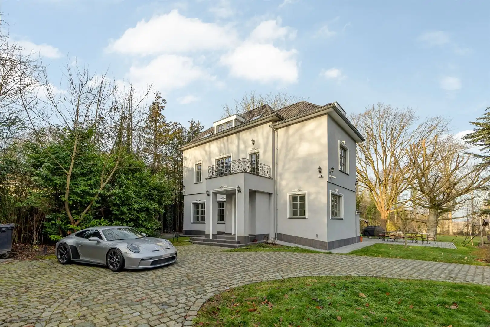 State-of-the-art villa tussen eeuwenoude bomen foto {{pictureIndex}}