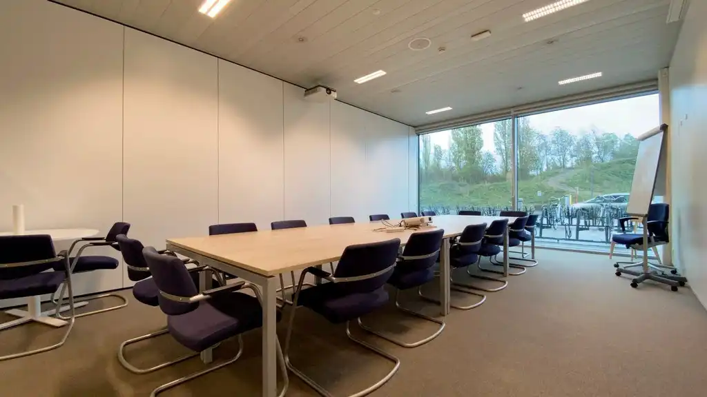 Instapklaar kantoorgelijkvloers te huur in Blue Towers in Gent foto 4