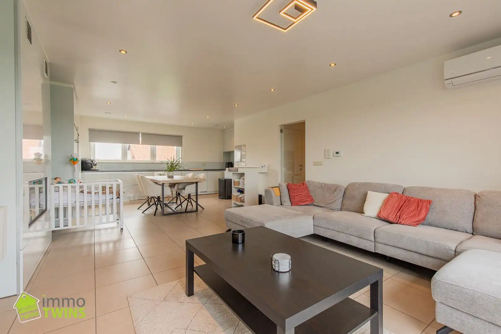 Ruim en stijlvol duplex appartement (155m²) met garage en staanplaats te Schoonaarde (Dendermonde). foto {{pictureIndex}}