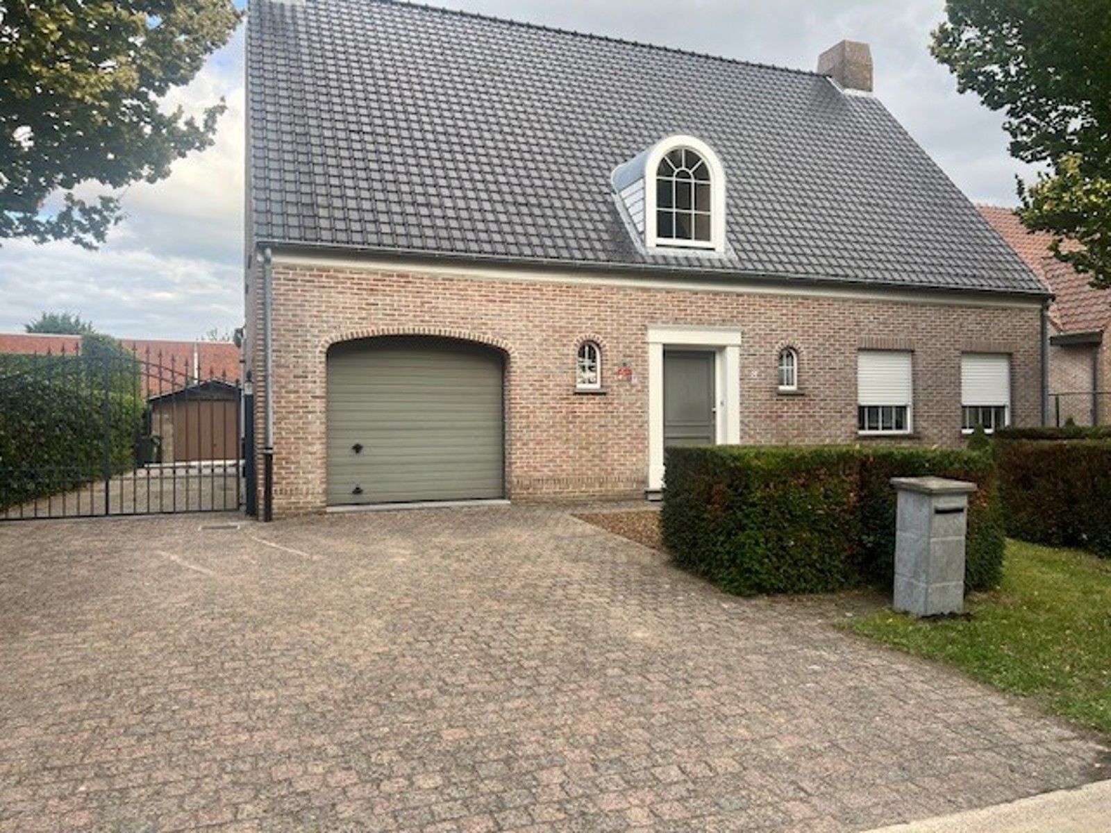 Ruime gezinswoning te huur – met 4 slpk, garage en tuin foto 2