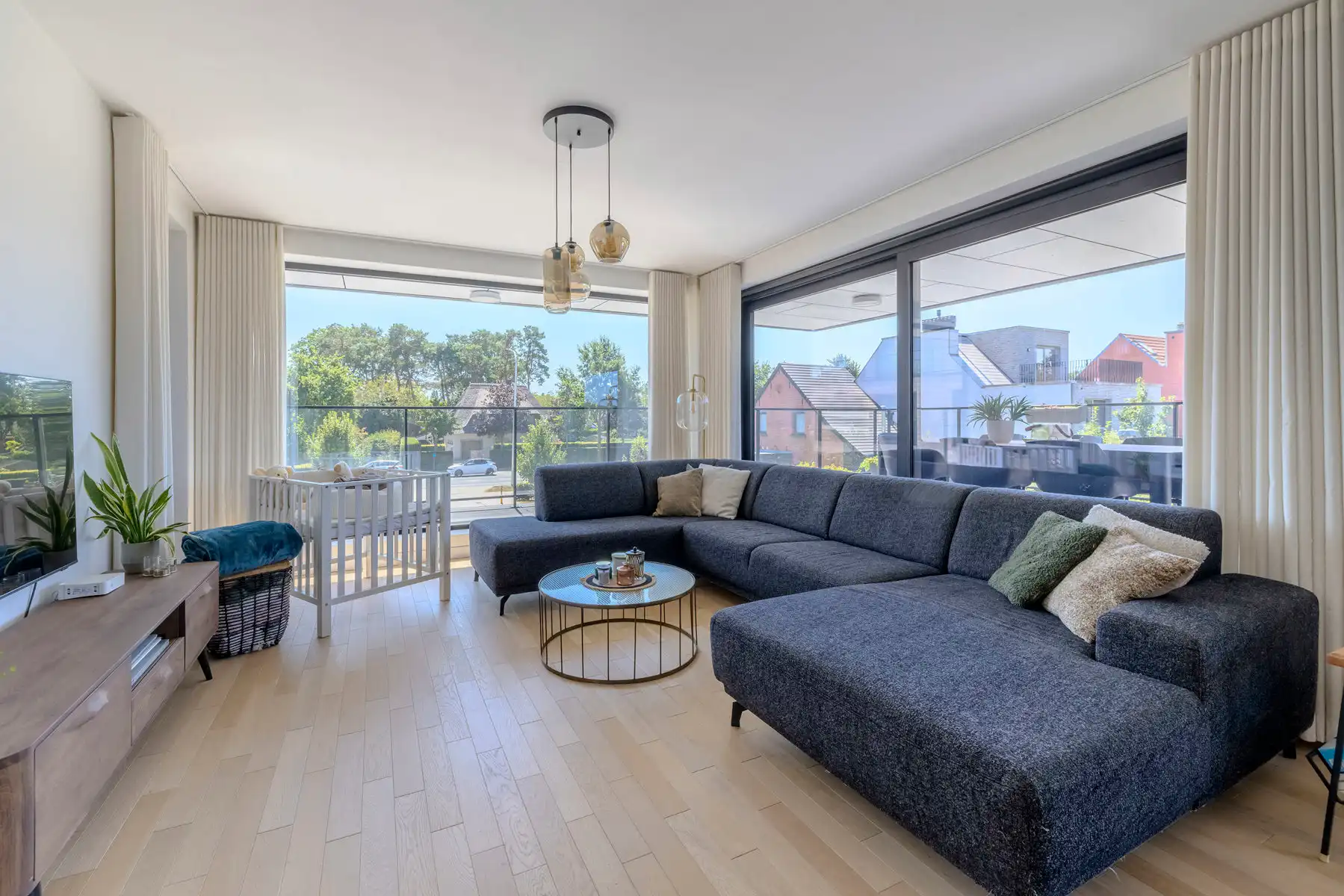 Ruim appartement met 2 slpks, terras van 71m2 en 2 staanplaatsen foto 4