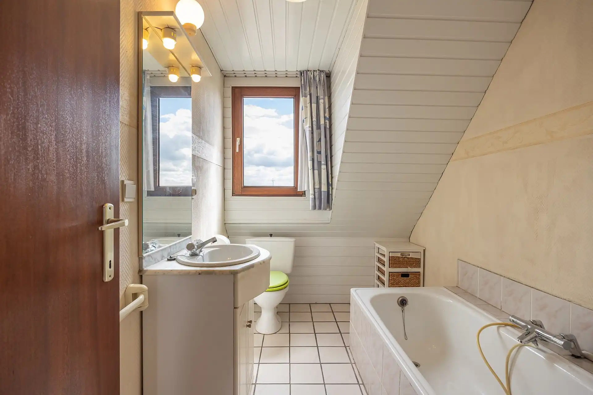 Op te frissen bel-étage woning met 3 slaapkamers en grote garage & tuin foto 13