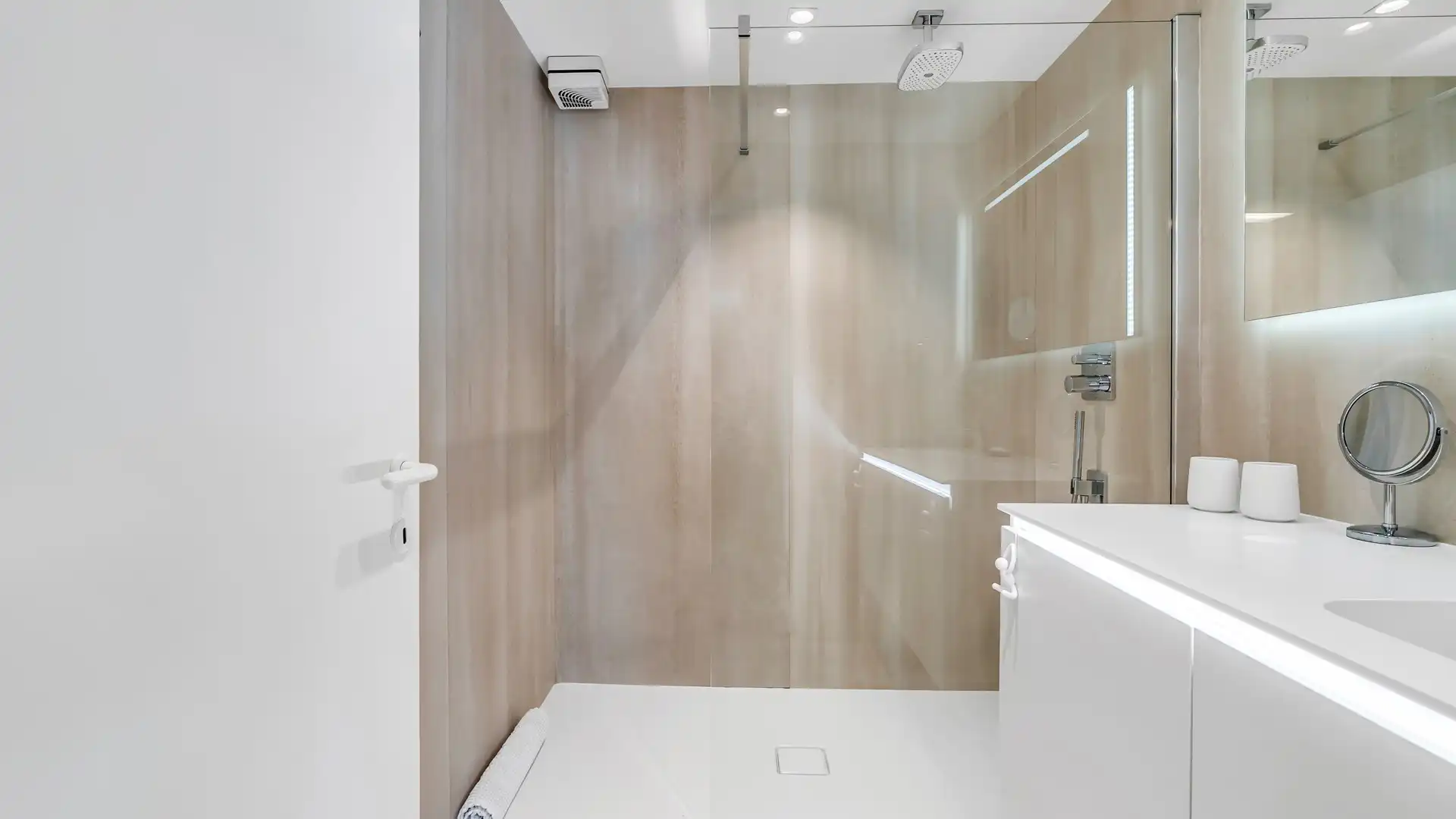 Gerenoveerd en lichtrijk appartement met 2 slkprs in As foto 15