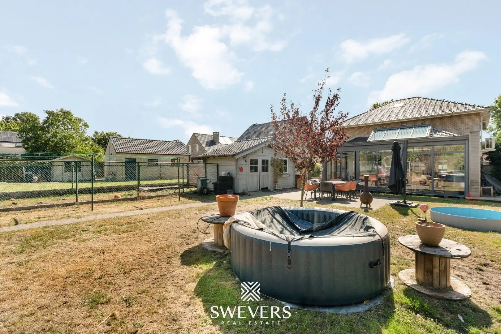 Ruime open bebouwing met nieuwe keuken en veranda foto 31