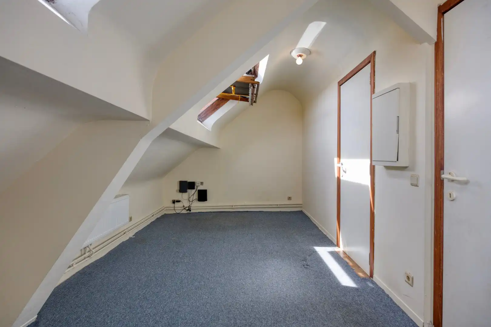 Commercieel gelegen handelspand met appartement met 3 slaapkamers en leuke stadstuin ! foto 24
