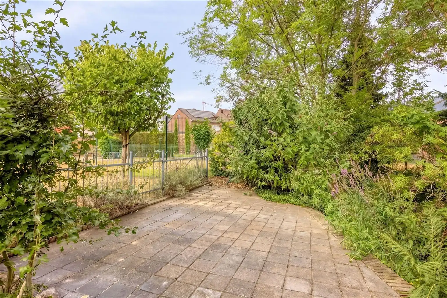 Prachtig gerenoveerde stadswoning met 3 slaapkamers en zuidgerichte tuin, op wandelafstand van het centrum van Maaseik. foto 13