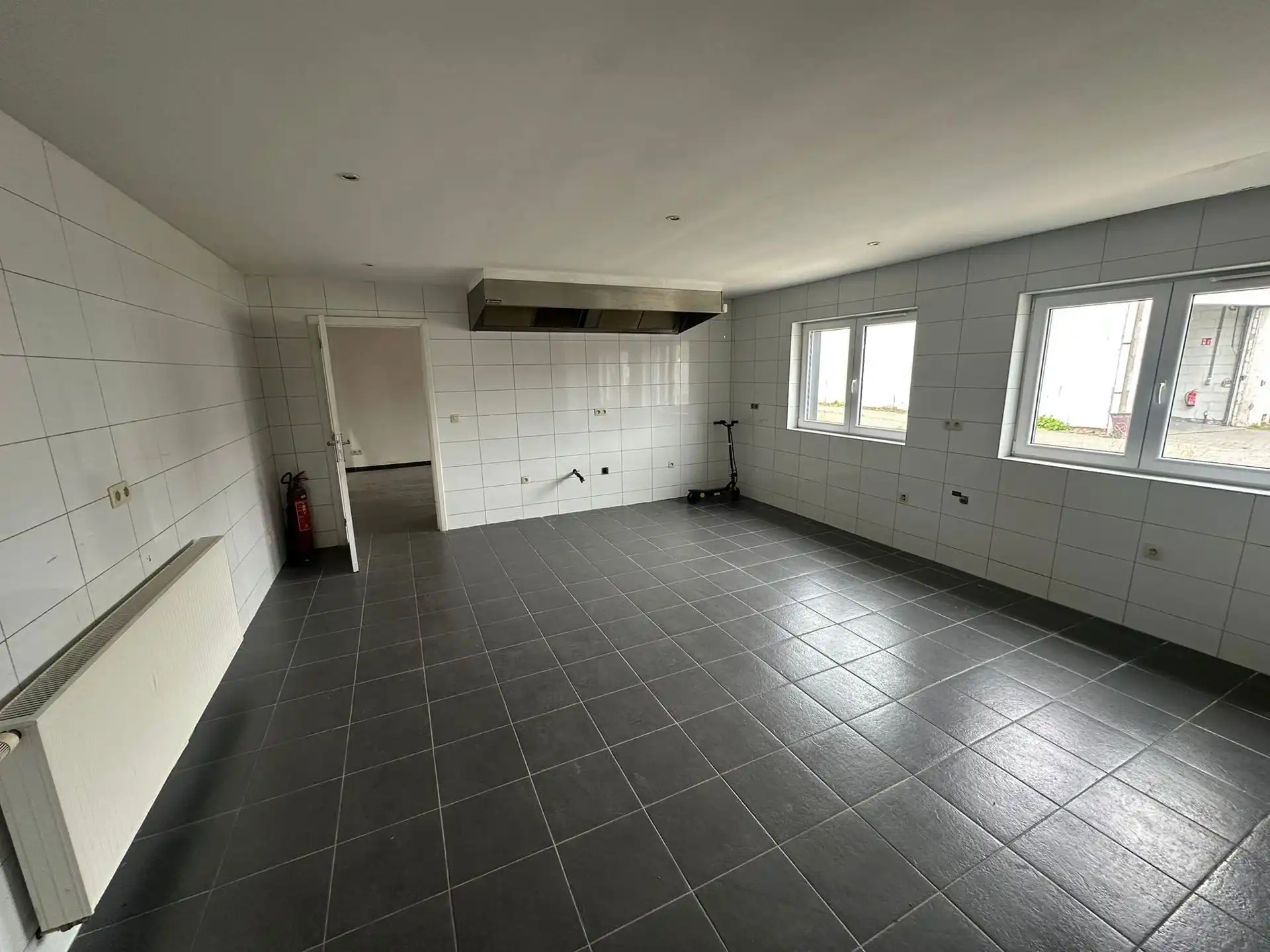 Magazijn + kantoor te huur foto 18