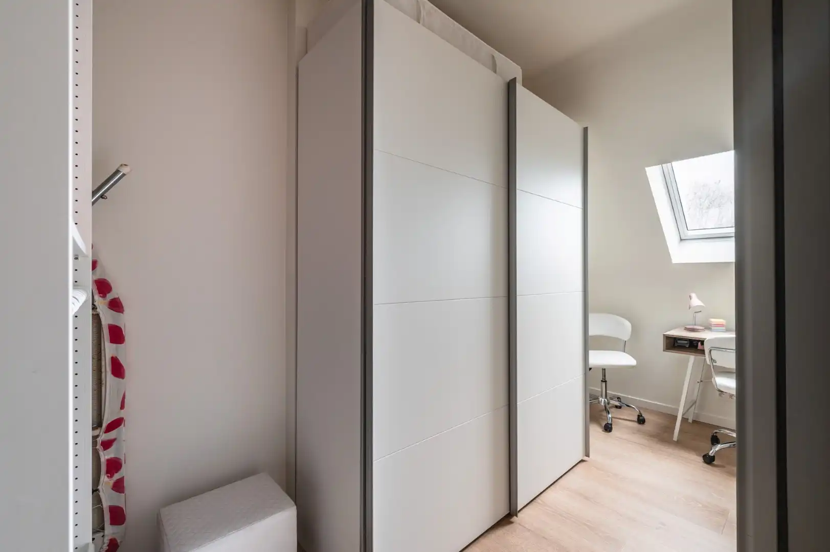 BEN appartement met aangenaam terras, 2 slks, autostaanplaats en direct instapklaar. foto 9