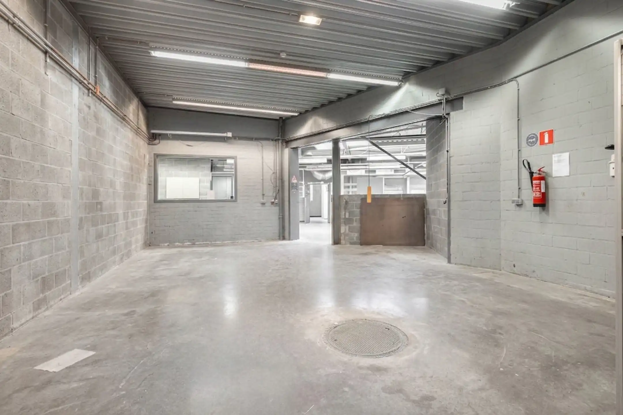 Bedrijfsgebouw op commerciële ligging te koop in Deurne foto 8