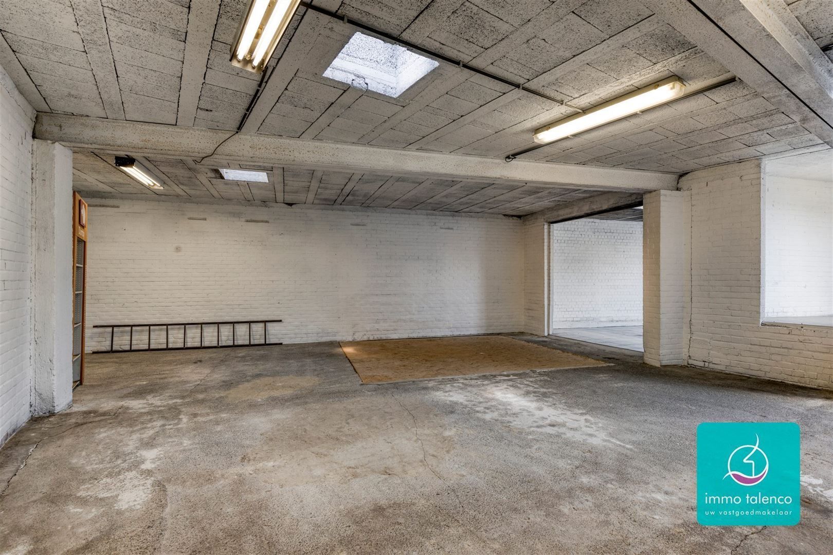 Showroom / loods / kantoorruimte / winkel op 6 a 15 ca - 565 m² foto 18