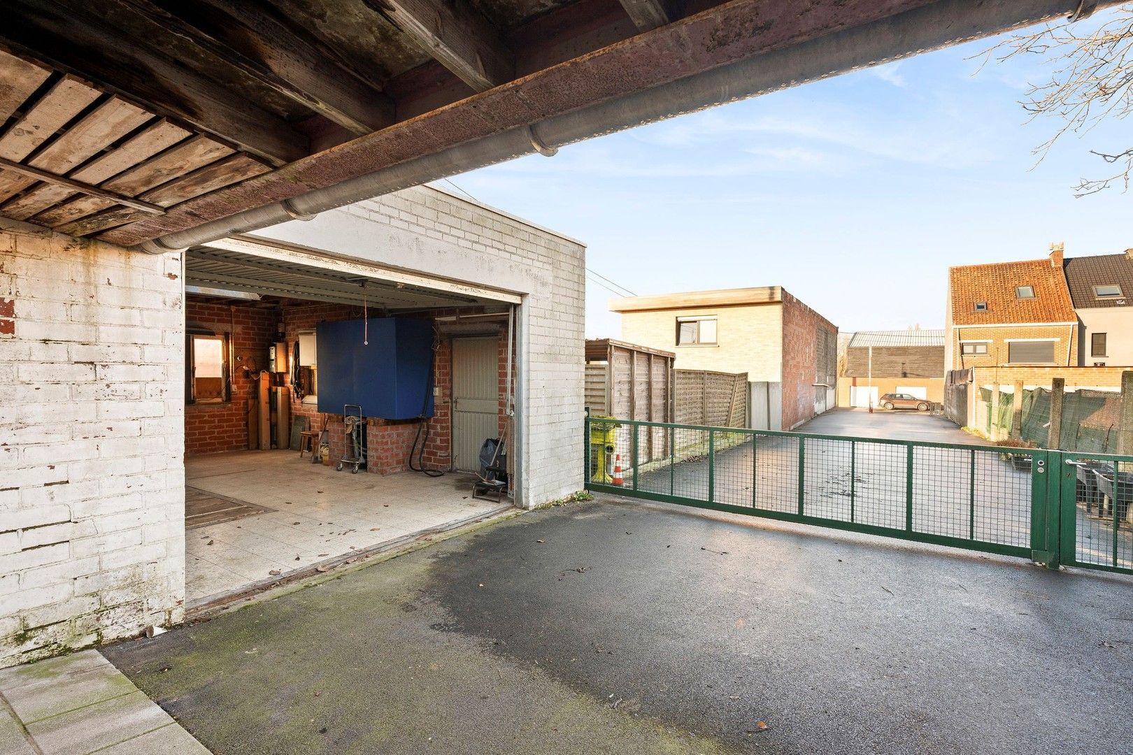 Vrijstaande woning in tweede lijn met 2 kamers op het gelijkvloers en voldoende stockageruimte en gesloten garage van 40m² foto 3