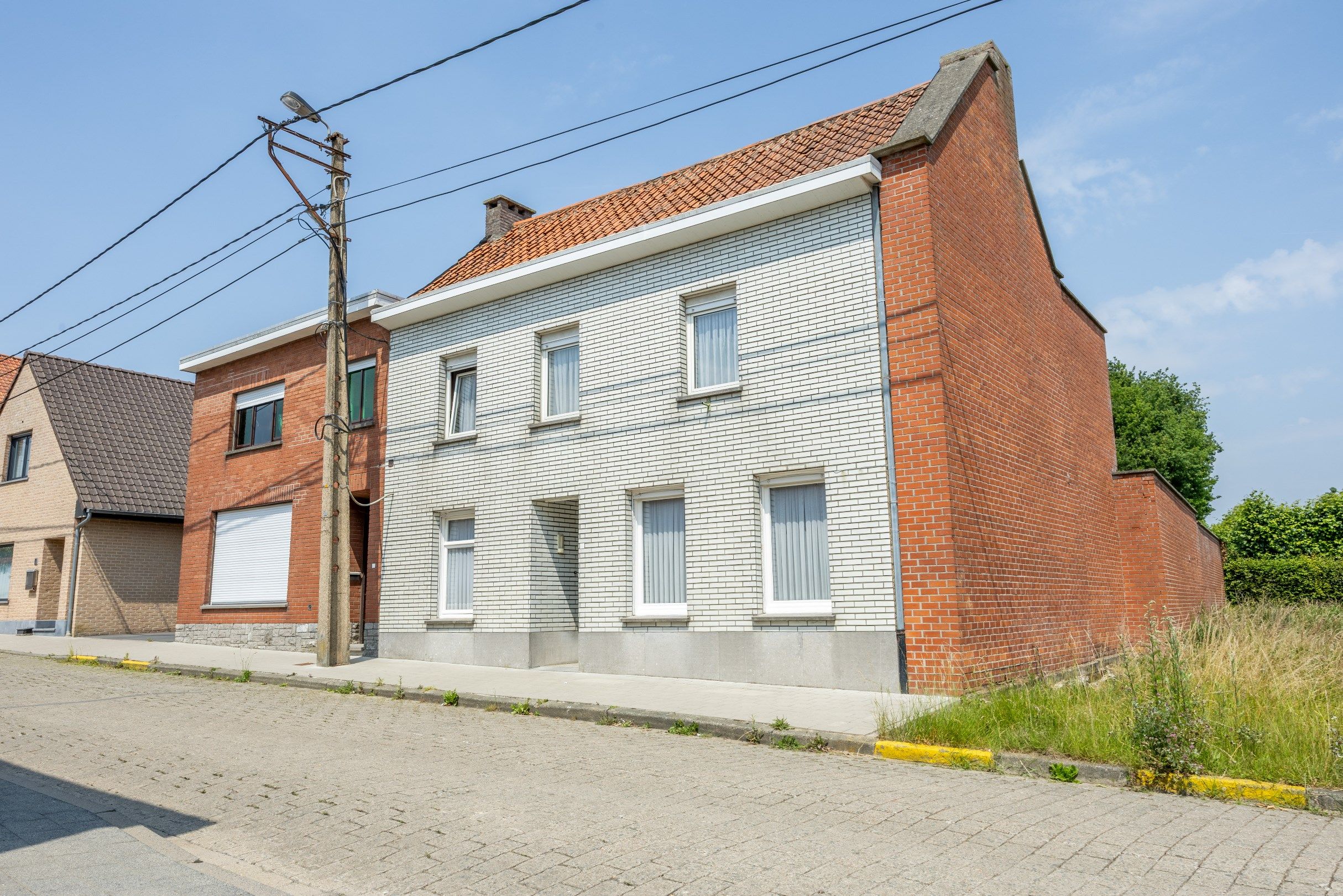 Hoofdfoto van de publicatie: RUIME WONING MET 4 SLAAPKAMERS EN TUIN 