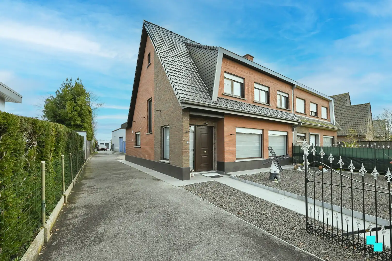 Eengezinswoning met loods/werkplaats gelegen nabij het centrum van Izegem foto {{pictureIndex}}