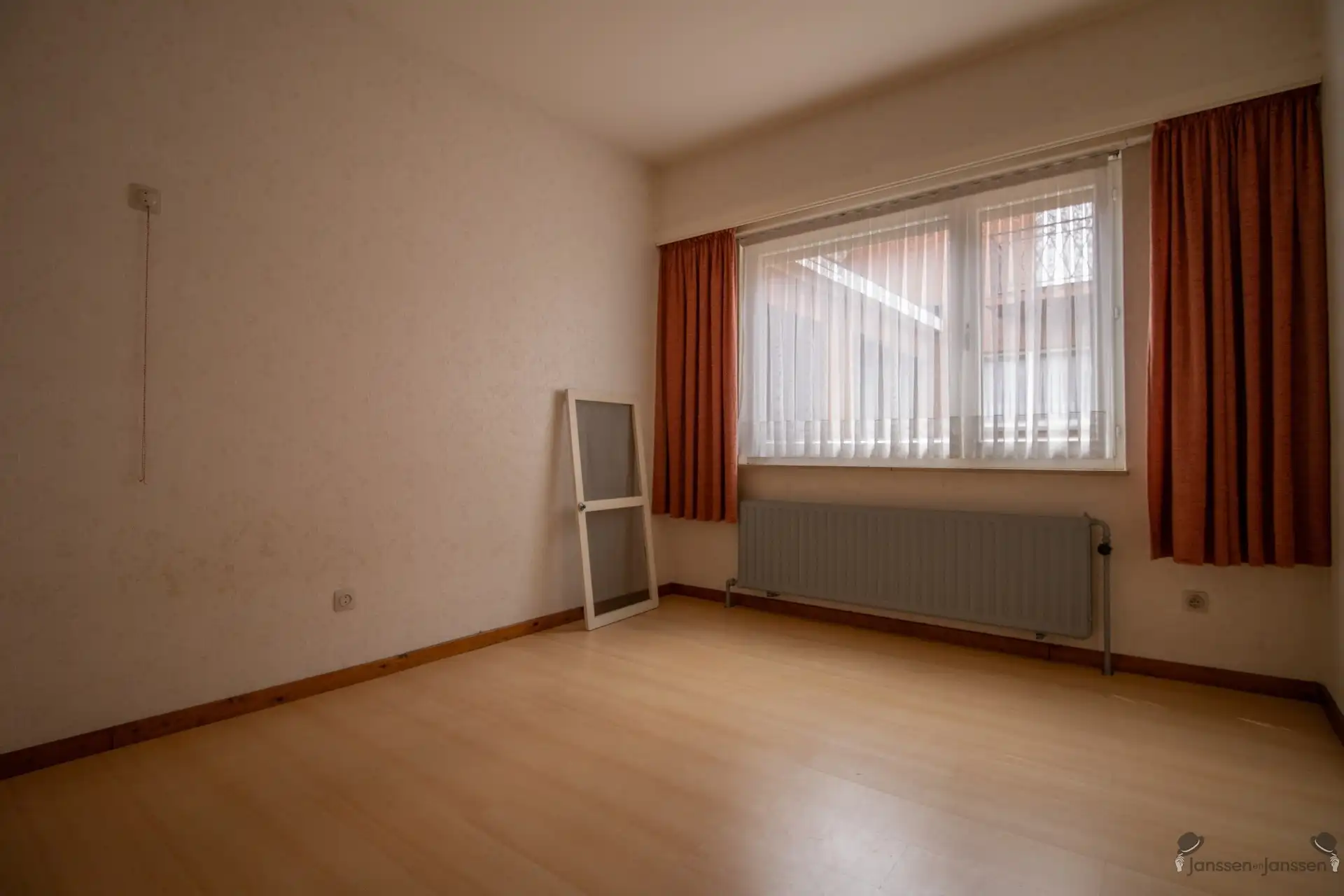 Te renoveren woning met 3 slaapkamers en gekoppelde garage op 613 m². foto 8