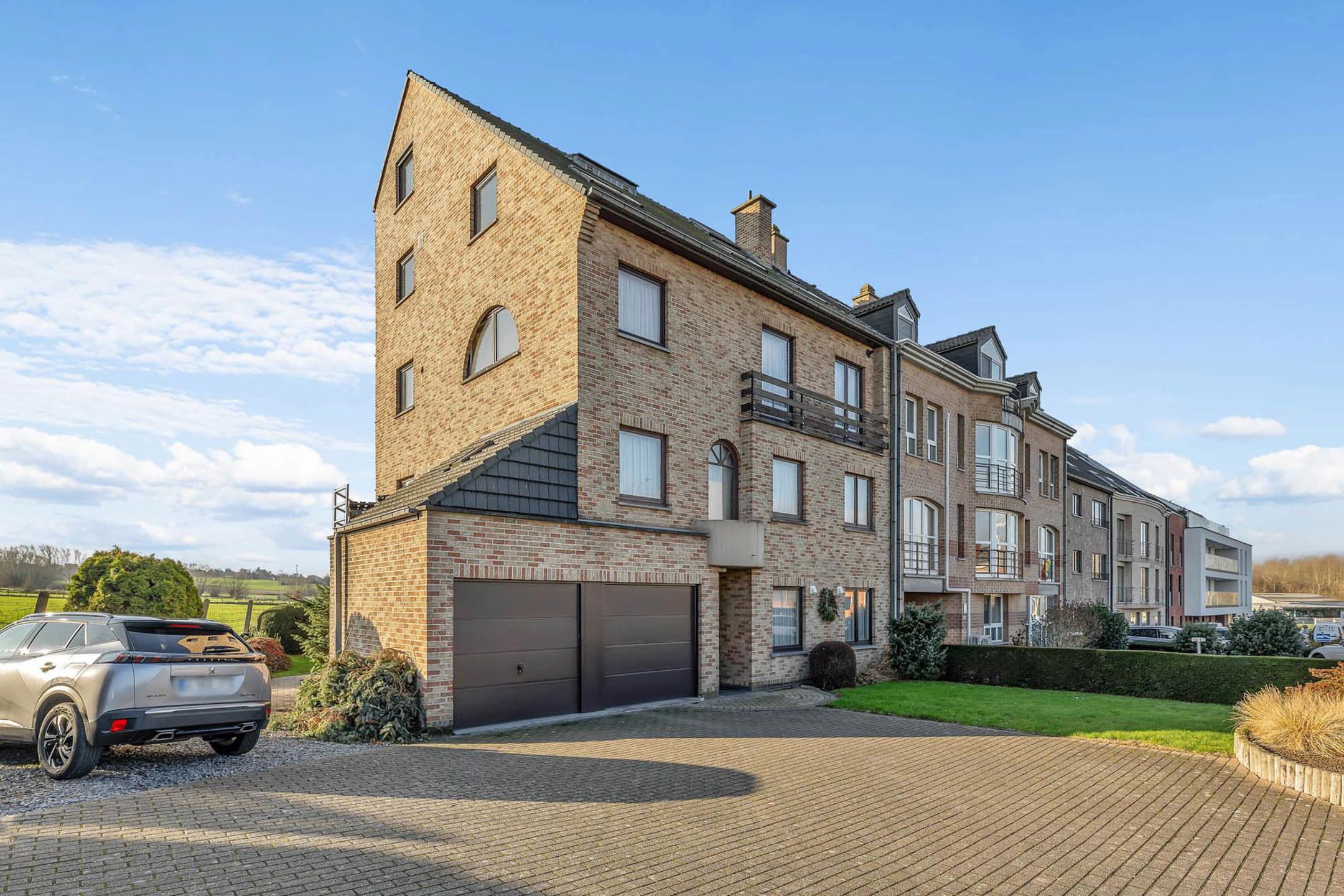 Instapklaar appartement met terras en parking in Ninove foto 2