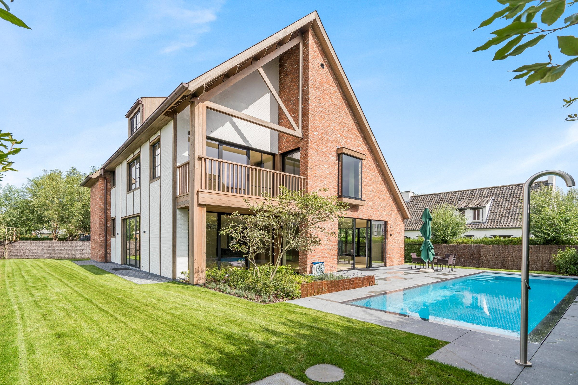 Uitzonderlijk afgewerkte villa met zwembad gelegen in een residentiële villawijk aan de rand van het Zoute.  foto 1