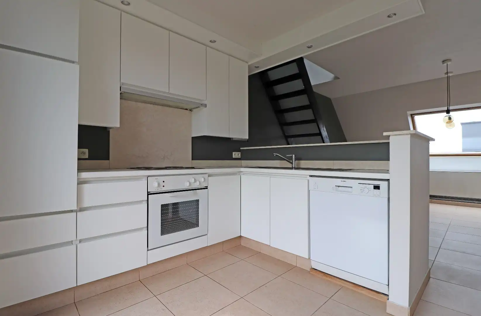 Leuk dakappartement met carport foto 4