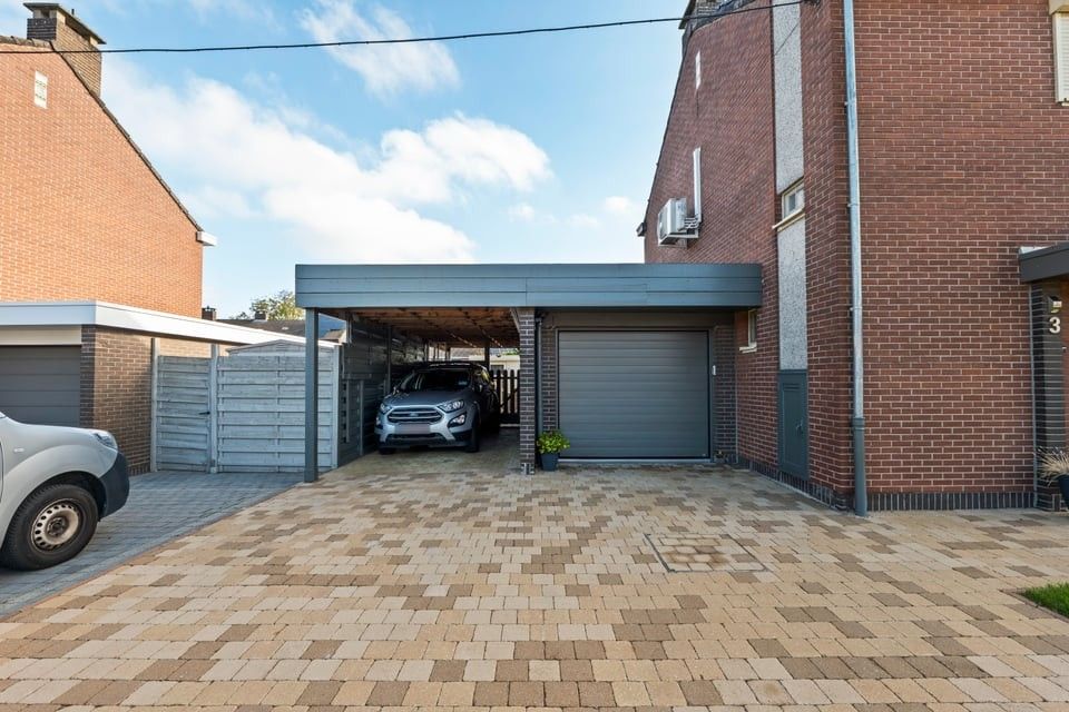 HALFOPEN BEBOUWING MET 3 SLKS EN EEN GARAGE VLAKBIJ HET CENTRUM foto 30