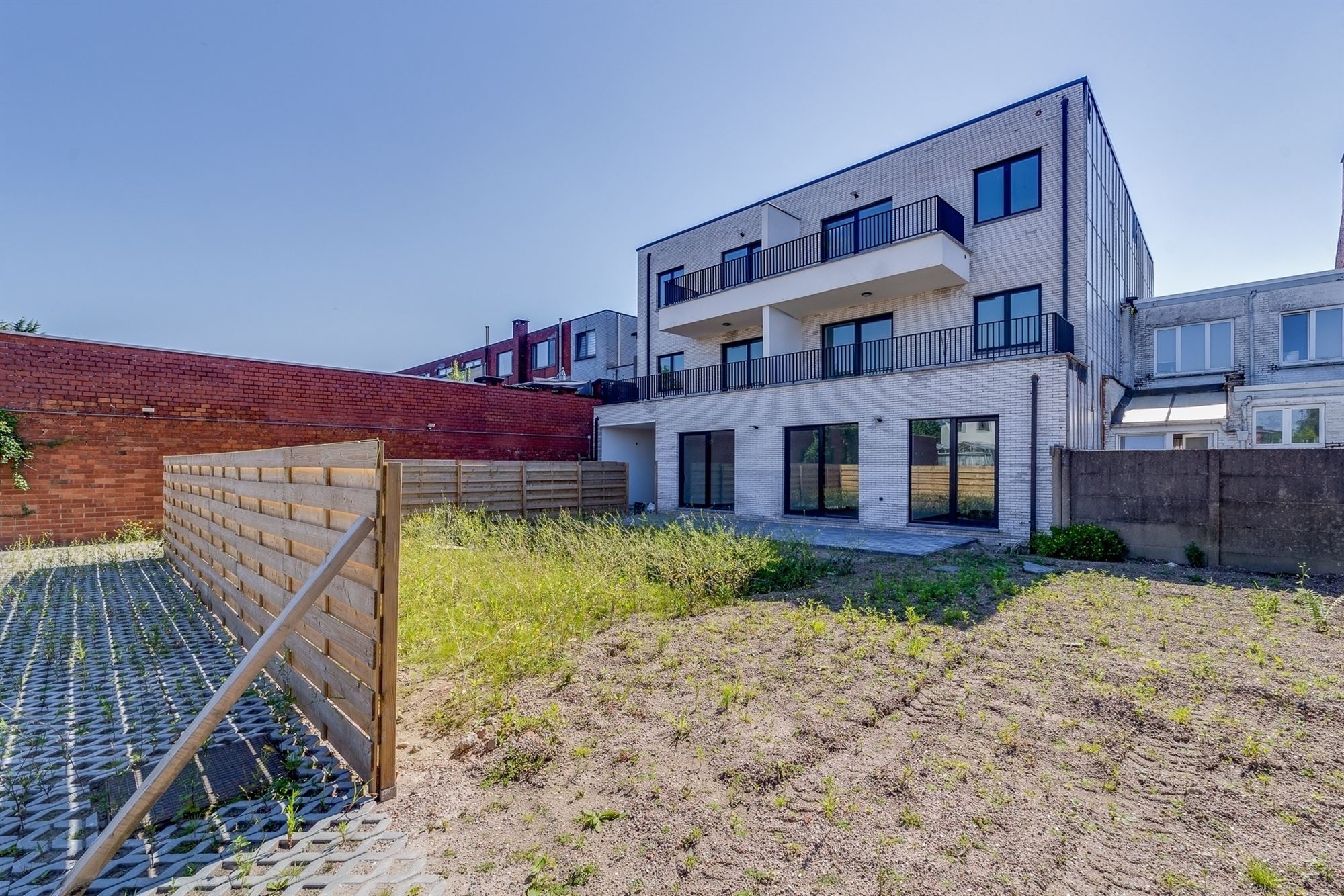 Gelijkvloers nieuwbouw appartement met 3 kamers en ruime tuin te Borsbeek foto {{pictureIndex}}