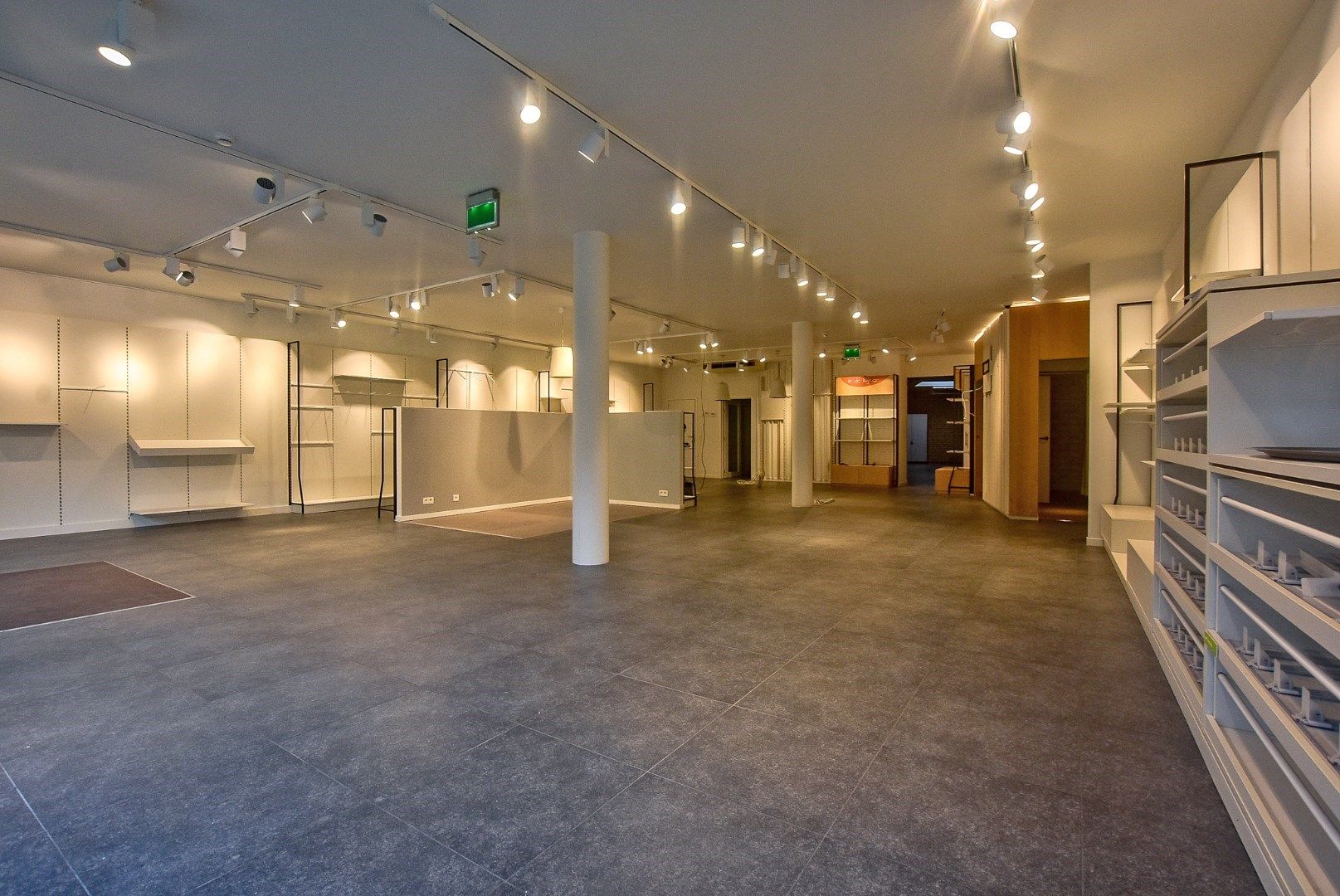 Gerenoveerd ruim handelsgelijkvloers te huur (324m²) in het centrum van Diksmuide.  foto {{pictureIndex}}