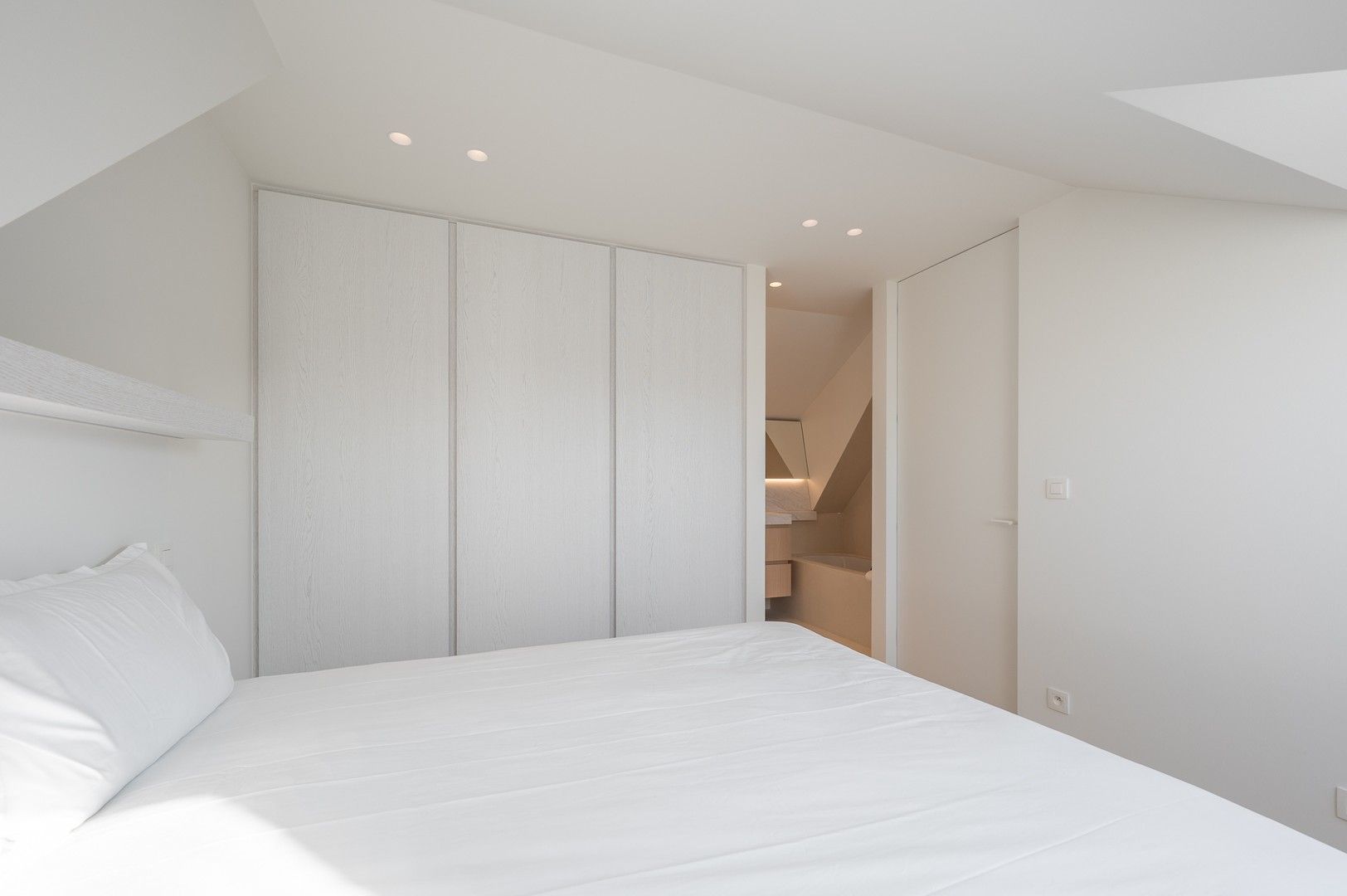 Zonnig gerenoveerd appartement met zuidwest gericht terras en open zicht op wandelafstand van het strand in hartje Zoute. foto 18