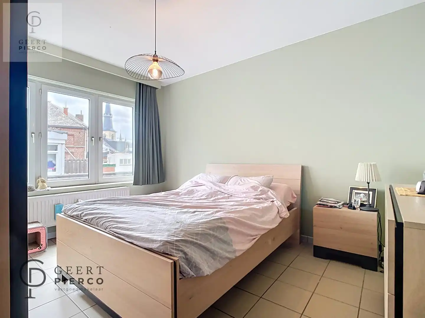 Aan Sint-Anneke 26 bus 101 te Sint-Truiden treffen we dit ruime appartement met drie slaapkamers, twee badkamers en kelder. De centrale ligging (200m van Grote Markt) zorgt voor een optimaal bereik van winkels, station, scholen en eveneens de groene omgeving van de stadsvesten en het stadspark. foto 16