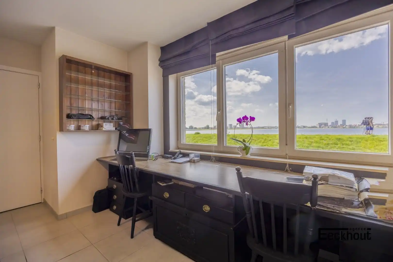 Zeer ruime, recente woning met open zicht op de Spuikom! foto {{pictureIndex}}