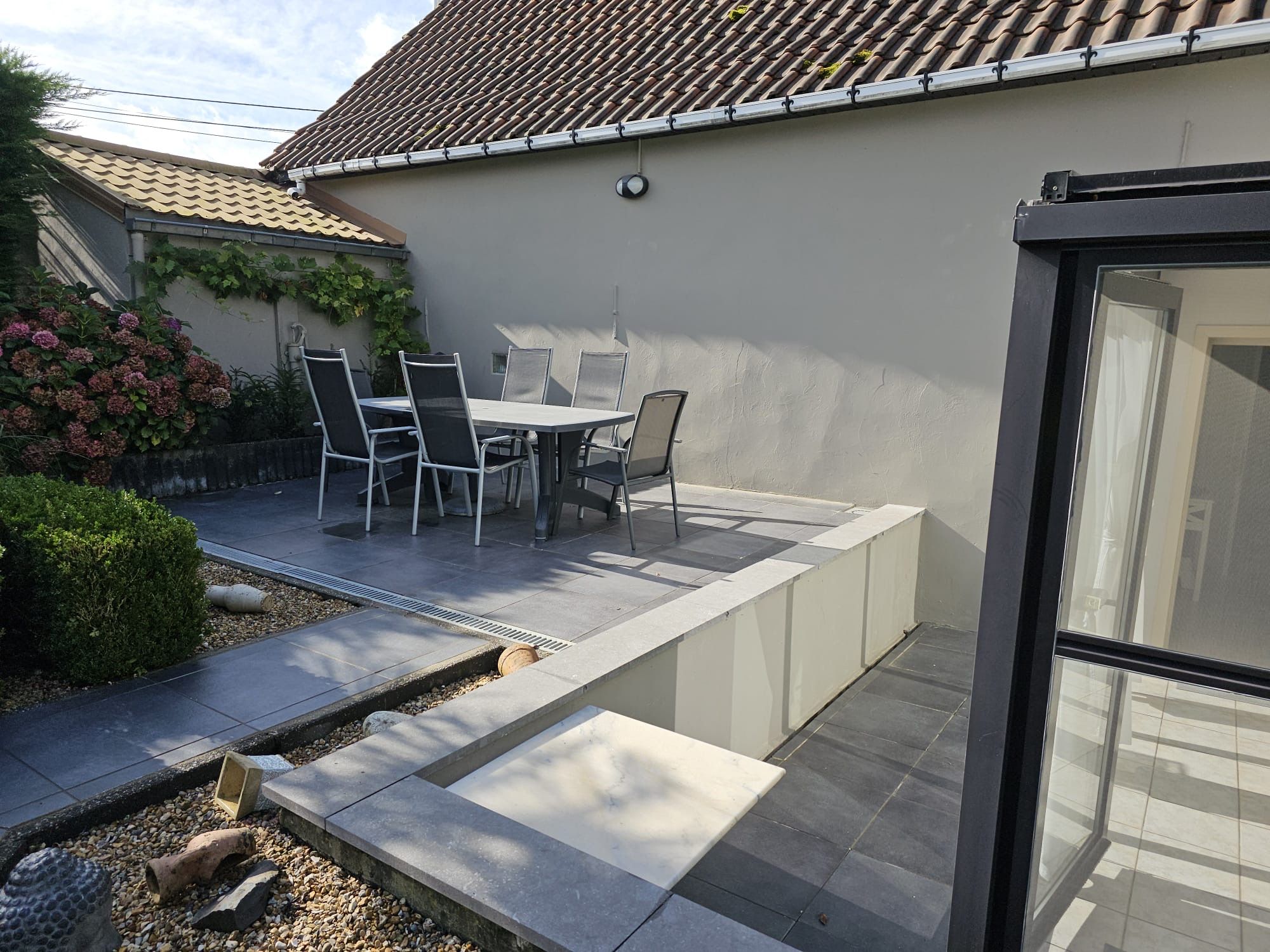 Woning in landelijke stijl met tuin, veranda en ruime garage  foto 8