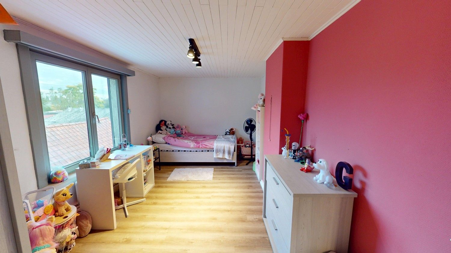 Gerenoveerde gezinswoning met 4 slaapkamers foto 12