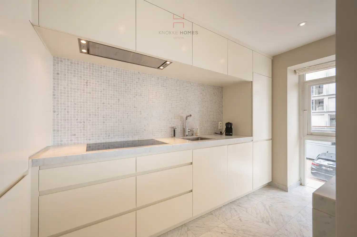 Instapklaar vernieuwd appartement met een mooi zijdelings zeezicht in Duinbergen foto 11