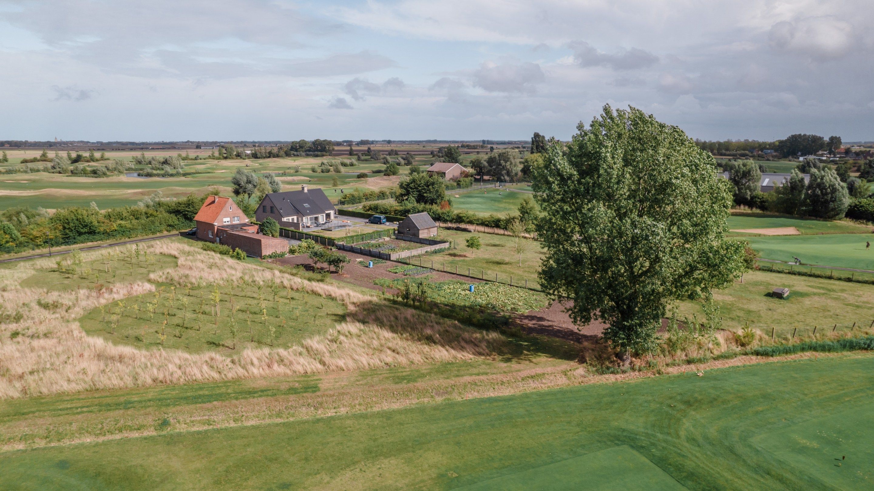 Hoofdfoto van de publicatie: Exclusief pand te koop tussen de golfterreinen van Oostduinkerke!