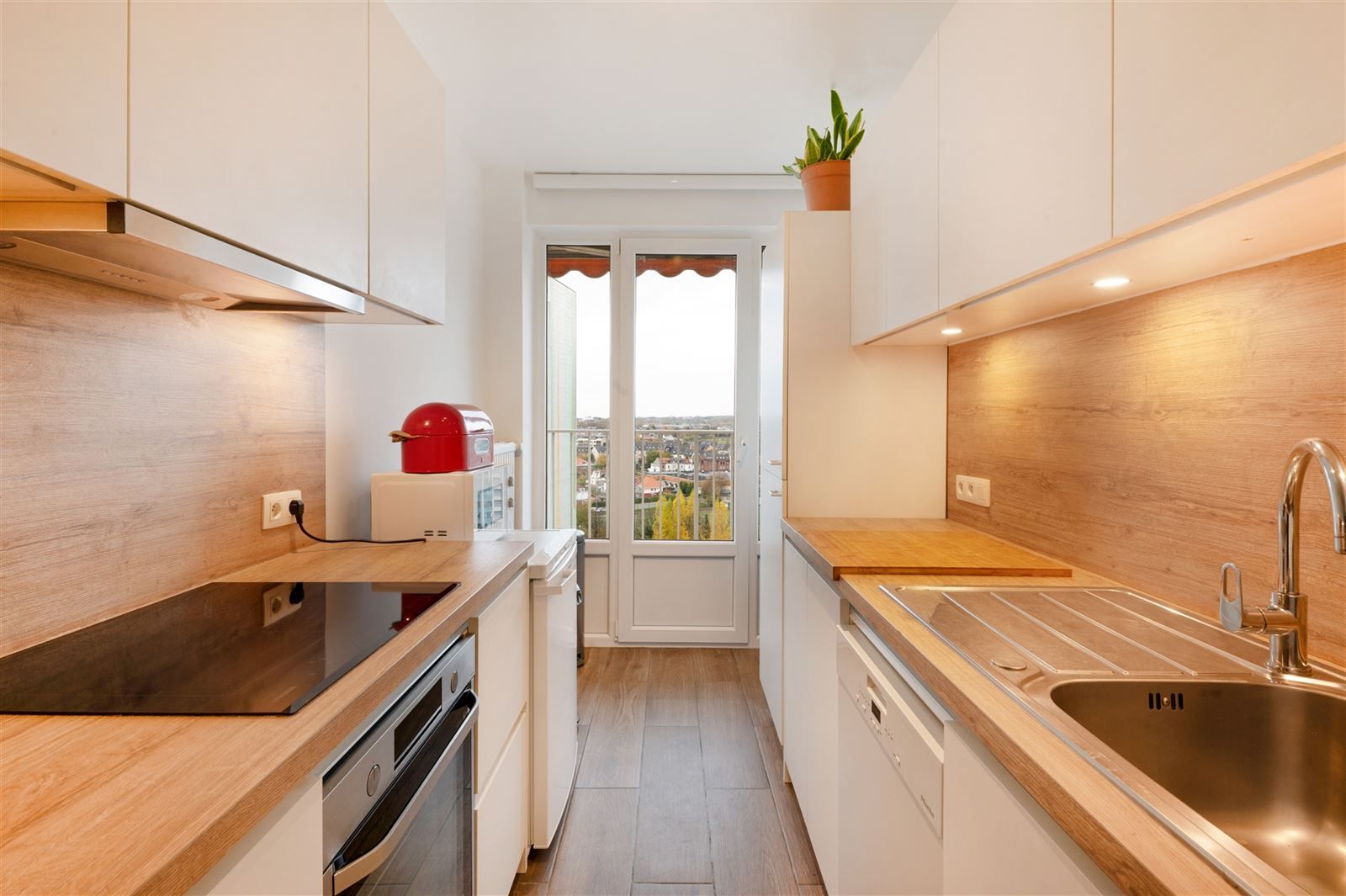 Lichtrijk 3-gevel appartement met terras foto 2