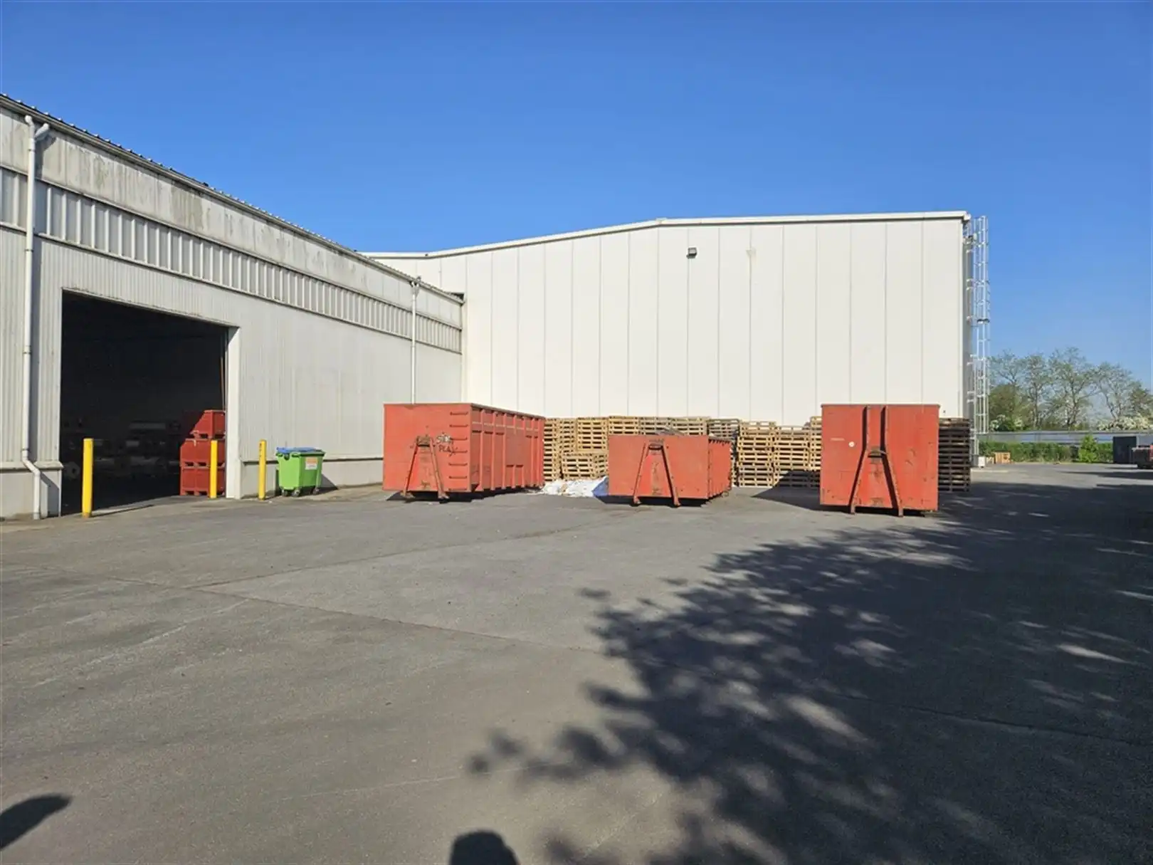 Magazijn met laad- en loskades en kantoren nabij R4 foto 5