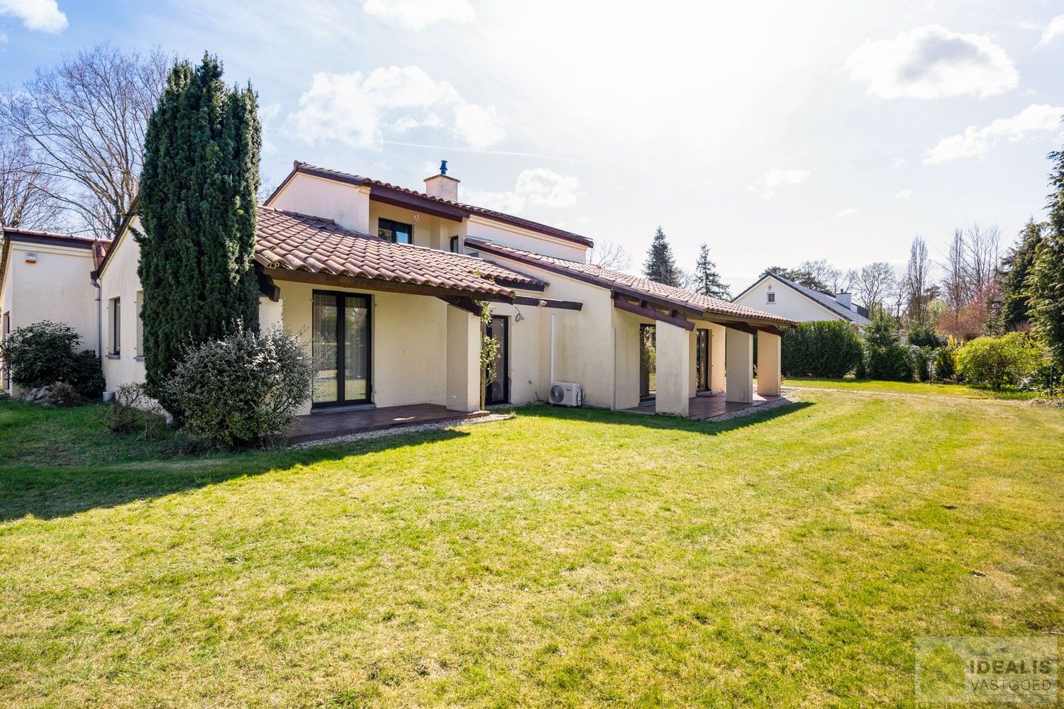 SCHITTERENDE VILLA OMRINGD DOOR PRACHTIGE TUIN MET EEN ZUIDERSE TOETS! foto 6