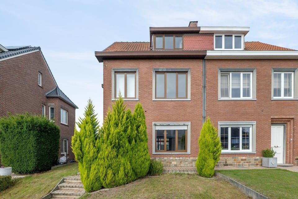 RUIME GEZINSWONING MET TUIN EN GARAGE IN TONGEREN foto {{pictureIndex}}